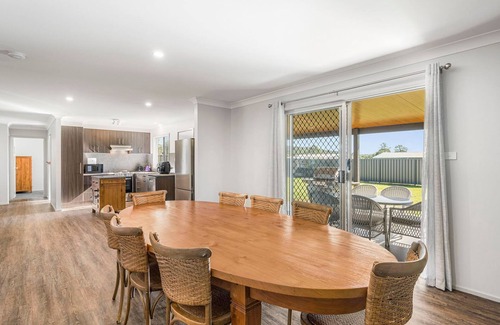 Kew House | Kew Golf Shack - linen supplied, guest wifi available