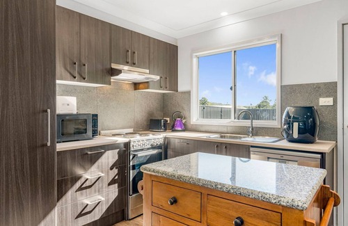 Kew House | Kew Golf Shack - linen supplied, guest wifi available