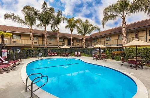 Tustin Hotel | Key Inn & Suites