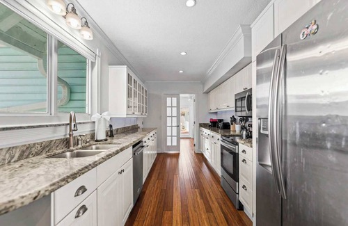 Middle River Terrace House | Key West Style Tropical Paradise with Pool