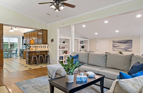 Cedar Creek Reservoir House | Kid Friendly-Boat Ramp-Outdoor-Projector-Community Pool Access