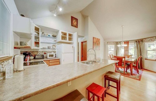 Ohia Estates House | Kilauea Cottage – A Rainforest Retreat in Volcano, Hawai‘i, Private & Peaceful!