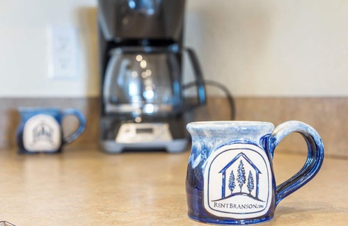 Kimberling City Condo | Kimberling City Condo w Lake Access-Free Attraction Tickets-Cmty Outdoor Pool-Mini Golf