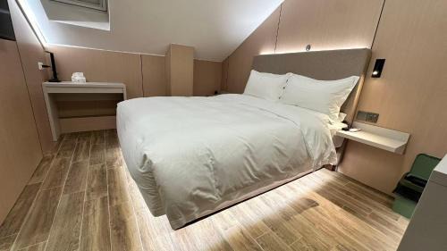Belgrade Hotel | KIMMIY Attic Rooms near Belgrade Airport