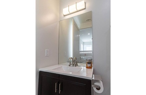 Lake Balboa House | King 4BD/4BR NEW Luxury House