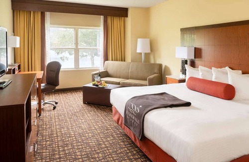 Roanoke Cabin | King ADA Room + Tub | Park & Lake Access