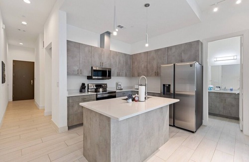 Cedars Apartment | King Bed /2 Full Bath's /Gym Access