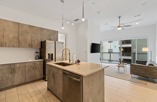 Cedars Apartment | King Bed /2 Full Bath's /Gym Access
