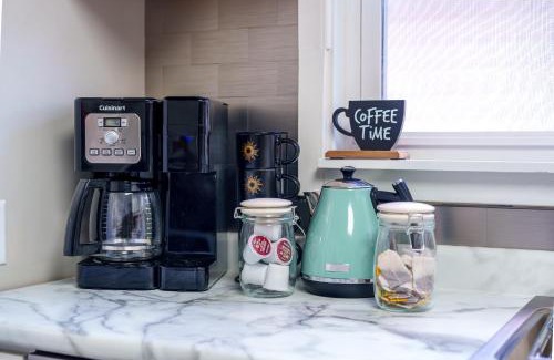 Fort Wayne House | King Bed, 2 Full Baths, Large Deck, Free Bikes, 2 miles to Downtown & Sports Fieldhouse