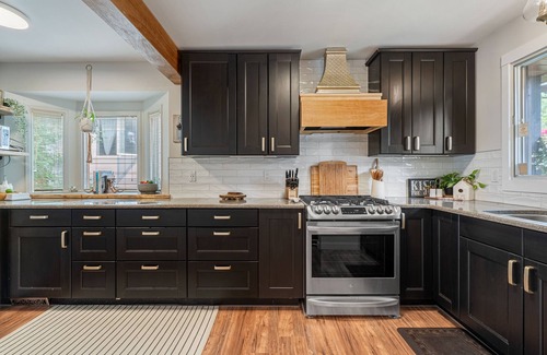 St. Albert House | KING BED! 3 Bdrms- FAST WIFI- A/C - Family-Friendly!