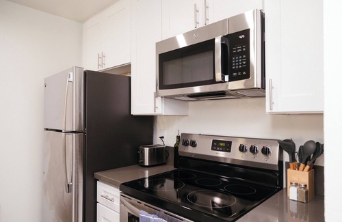 Westlake Village Condo | King Bed, 850 sq ft, W/D, Hot Tub, Gym