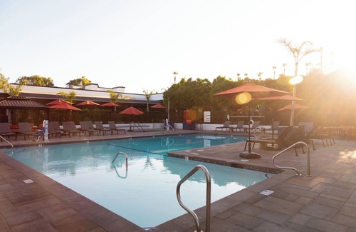 Westlake Village Condo | King Bed, 850 sq ft, W/D, Hot Tub, Gym