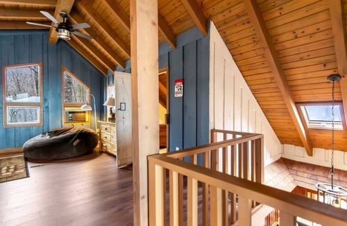 Tate Cabin | King Bed, Arcade, Hot Tub, Amazing Views