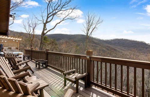 Tate Cabin | King Bed, Arcade, Hot Tub, Amazing Views