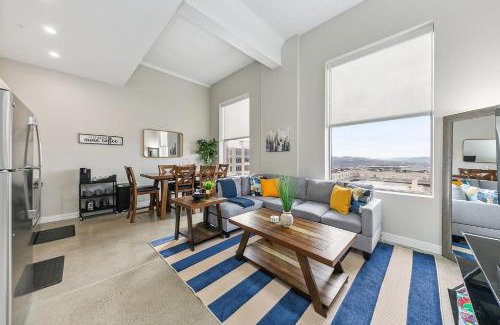 Downtown Cincinnati Apartment | King Bed, Downtown Steps from Bengals & Reds, Minutes to OTR, TQL, HardRock