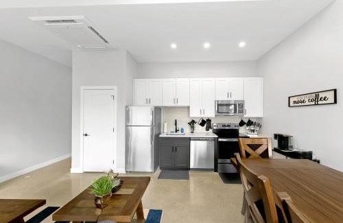 Downtown Cincinnati Apartment | King Bed, Downtown Steps from Bengals & Reds, Minutes to OTR, TQL, HardRock