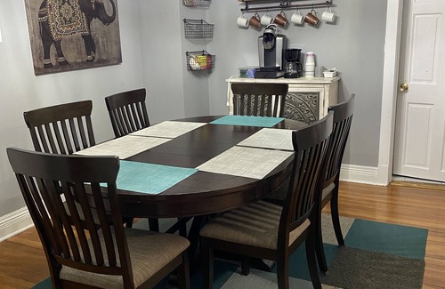 Elmhurst House | King Bed - Entire Home - Private corner lot