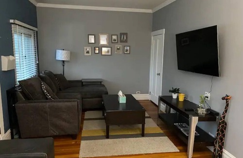 Elmhurst House | King Bed - Entire Home - Private corner lot