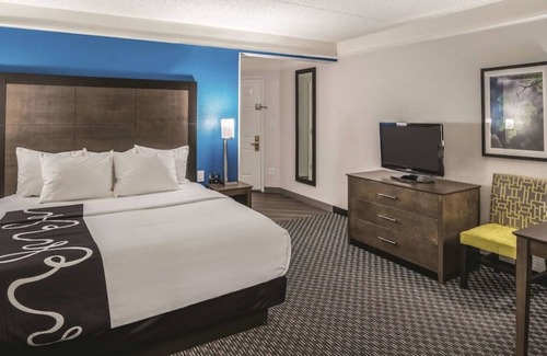 Ahwatukee Foothills House | King Bed Executive Room at La Quinta Inn & Suites by Wyndham Phoenix Chandler