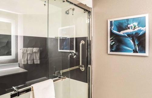 Ahwatukee Foothills House | King Bed Executive Room at La Quinta Inn & Suites by Wyndham Phoenix Chandler