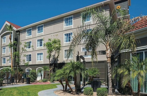 Ahwatukee Foothills House | King Bed Executive Room at La Quinta Inn & Suites by Wyndham Phoenix Chandler