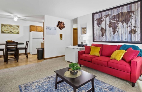 Wauwatosa Apartment | King Bed - FAST WiFi - Near Froedtert