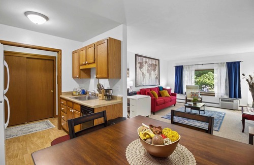 Wauwatosa Apartment | King Bed - FAST WiFi - Near Froedtert