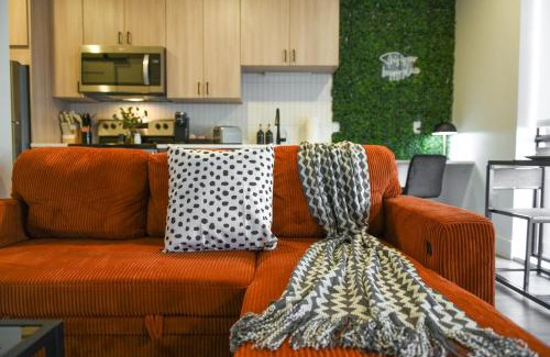 East Liberty Apartment | King Bed, Free Parking, Near UPMC, Pitt & CMU