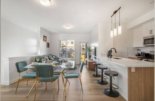 Springbank Hill House | King Bed » Garage » AC » Full Kitchen » 65`
