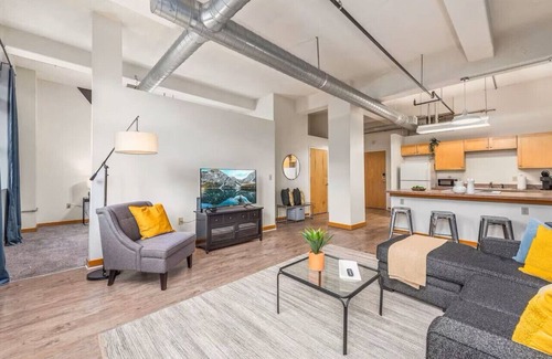 Mission Apartment | King Bed | Great Location