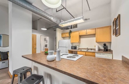 Mission Apartment | King Bed | Great Location