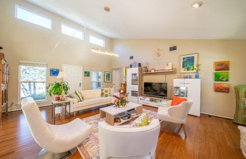 San Marcos House | King Bed in Relaxing Oasis, with FREE Snack/Wi-Fi/Parking