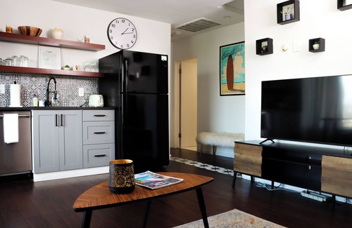 Los Angeles Apartment | KING BED LA Hilltop Oasis 1bd/1bth with VIEWS!