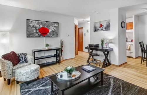 Wauwatosa Apartment | King Bed - Near Froedtert - Fast WiFi - Underground Parking