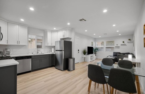 Burbank Apartment | King Bed Near Universal Studios | In-Unit W/D 2004