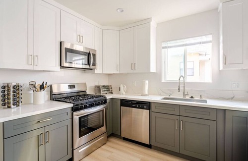 Burbank Apartment | King Bed Near Universal Studios | In-Unit W/D 2004