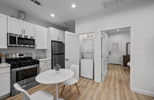 Burbank Apartment | King Bed Near Universal Studios Private Patio 102