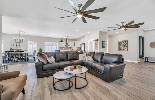 Palm Valley House | KING Bed ~ Palm Valley Golf Course ~ Heated Pool ~ Hot Tub ~ Updated Home!