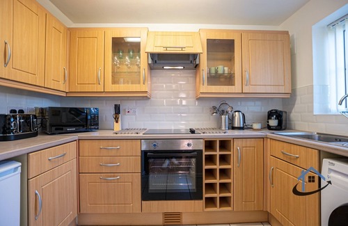 Wootton House | King bed, parkingx2, workspace, wifi, corporates.
