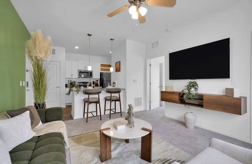 Doctors Inlet Apartment | KING BED/PVT Balcony/Fast Wifi/65 inch Tv/Pool+Gym