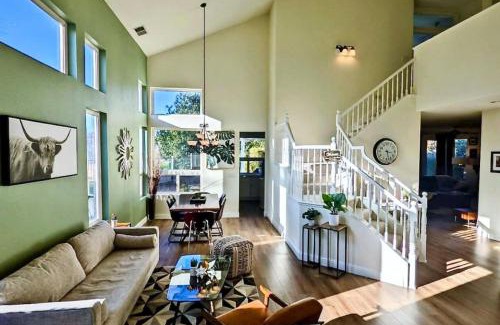 Roseville House | King Bed Quiet Home on Cul-de-Sac Hiking Trails