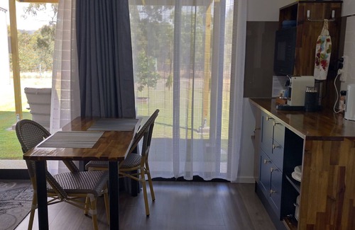 Taroomball Apartment | King bed, Recliner and Private. 1.4km to Lammermoor beach. AC and Starlink wifi