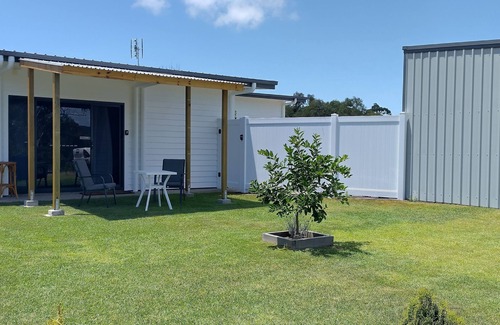 Taroomball Apartment | King bed, Recliner and Private. 1.4km to Lammermoor beach. AC and Starlink wifi