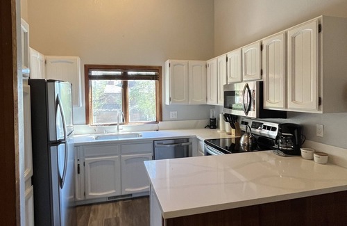 Mammoth Lakes House | King Bed - Renovated Cozy Meadowridge Cabin close to Eagle