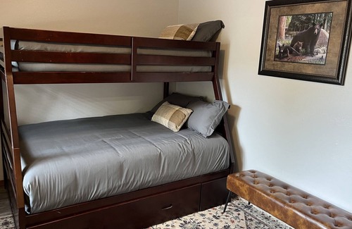 Mammoth Lakes House | King Bed - Renovated Cozy Meadowridge Cabin close to Eagle