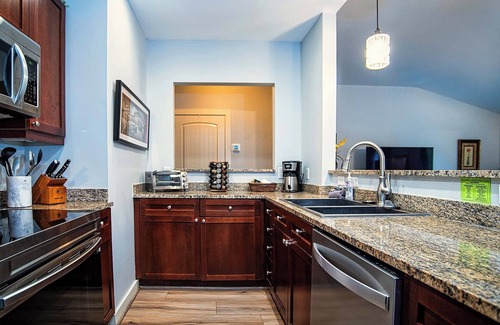 St. Augustine Condo | King Bed- SS Appliances- Balcony- Top floor w/wood floors- near beach