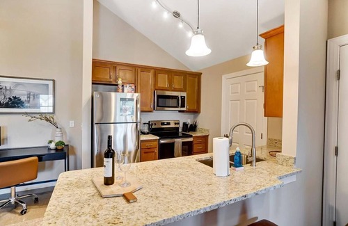 Westerville Apartment | *King Bed*Top Floor*Washer+Dryer*Balcony*WiFi*