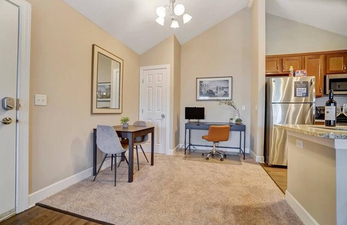 Westerville Apartment | *King Bed*Top Floor*Washer+Dryer*Balcony*WiFi*