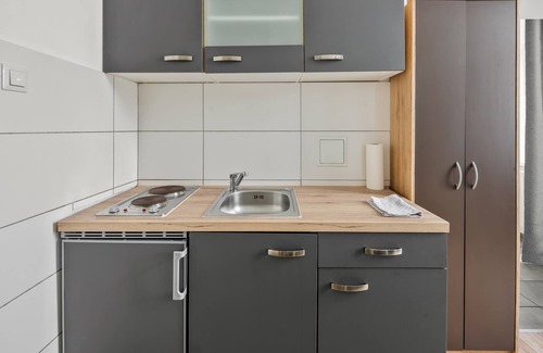 Rudolfsheim-Funfhaus Apartment | King Bed | Vienna City Hall | High Speed Wifi