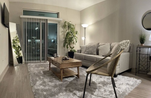 Southeast Houston Apartment | King Bed w/ Pool View 10 mins from Hobby Airport